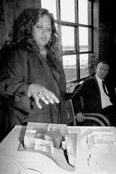 Una giovane Zaha Hadid, nel 1994, con il plastico di un suo progetto. LaPresse